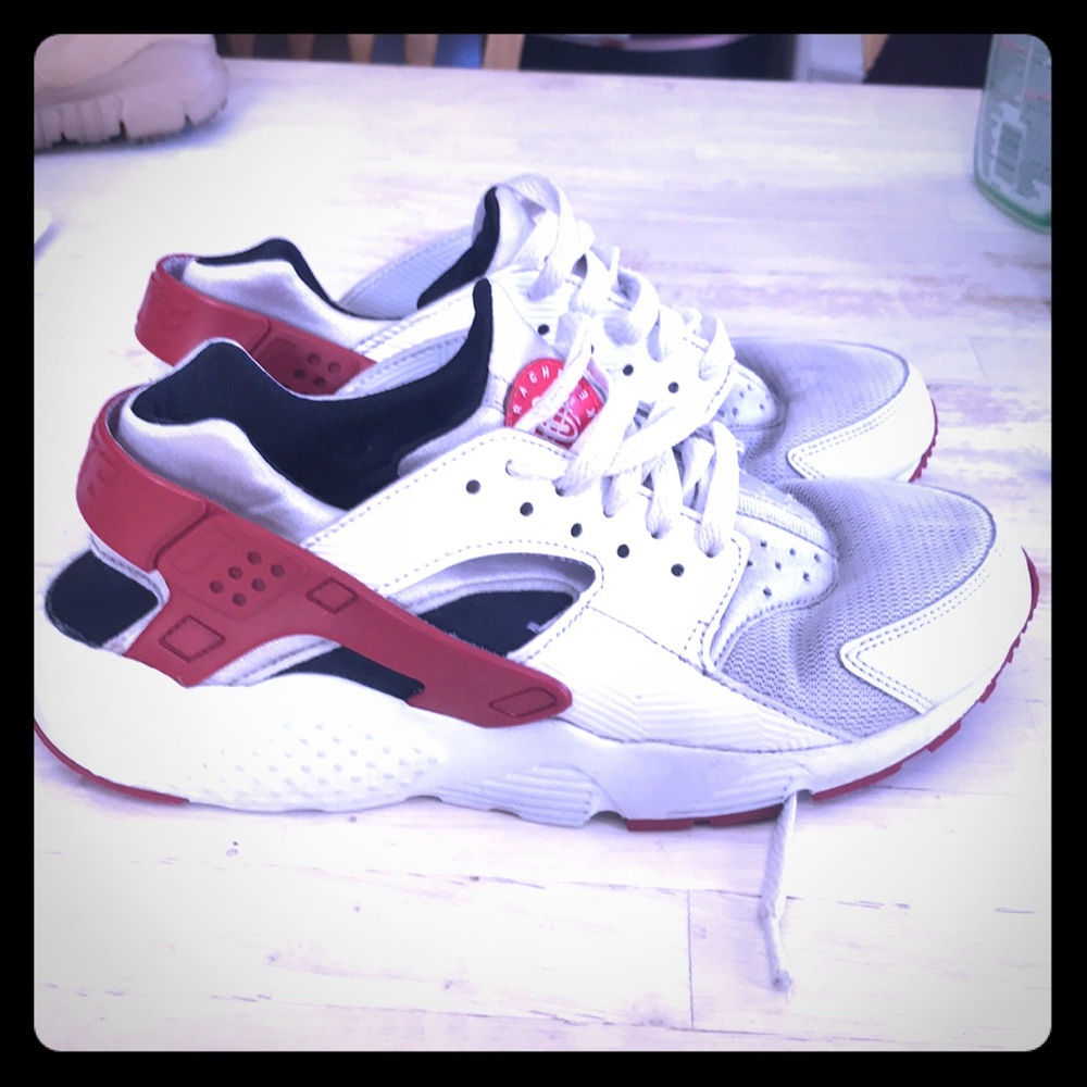 Boys Huarache red and black size 7Y